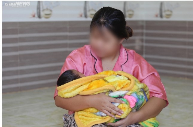 Nỗi buồn những đứa trẻ tập làm mẹ trên cao nguyên