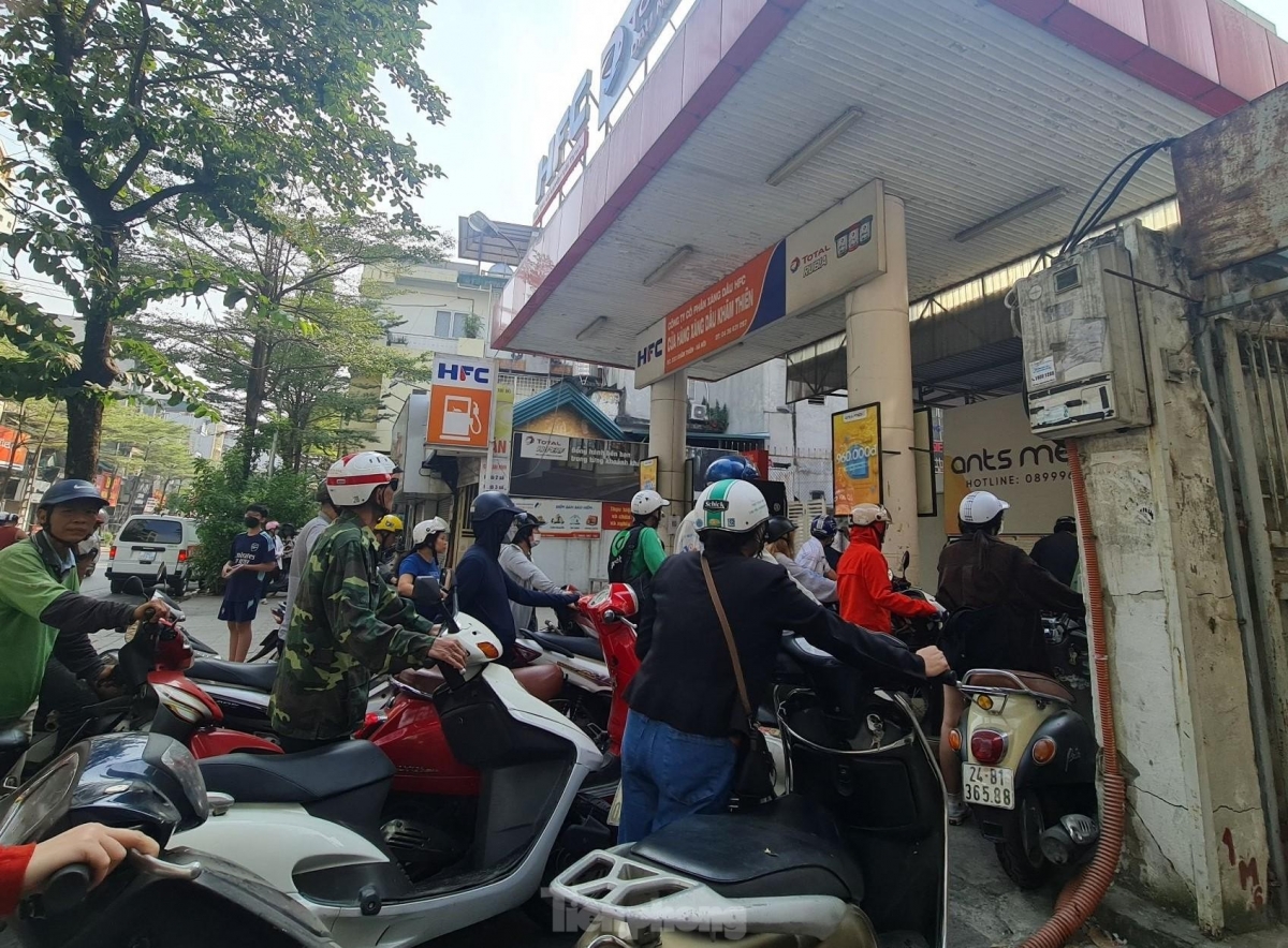 Hàng loạt cây xăng bán nhỏ giọt, đối phó, người dân Hà Nội bức xúc vì phải xếp hàng dài