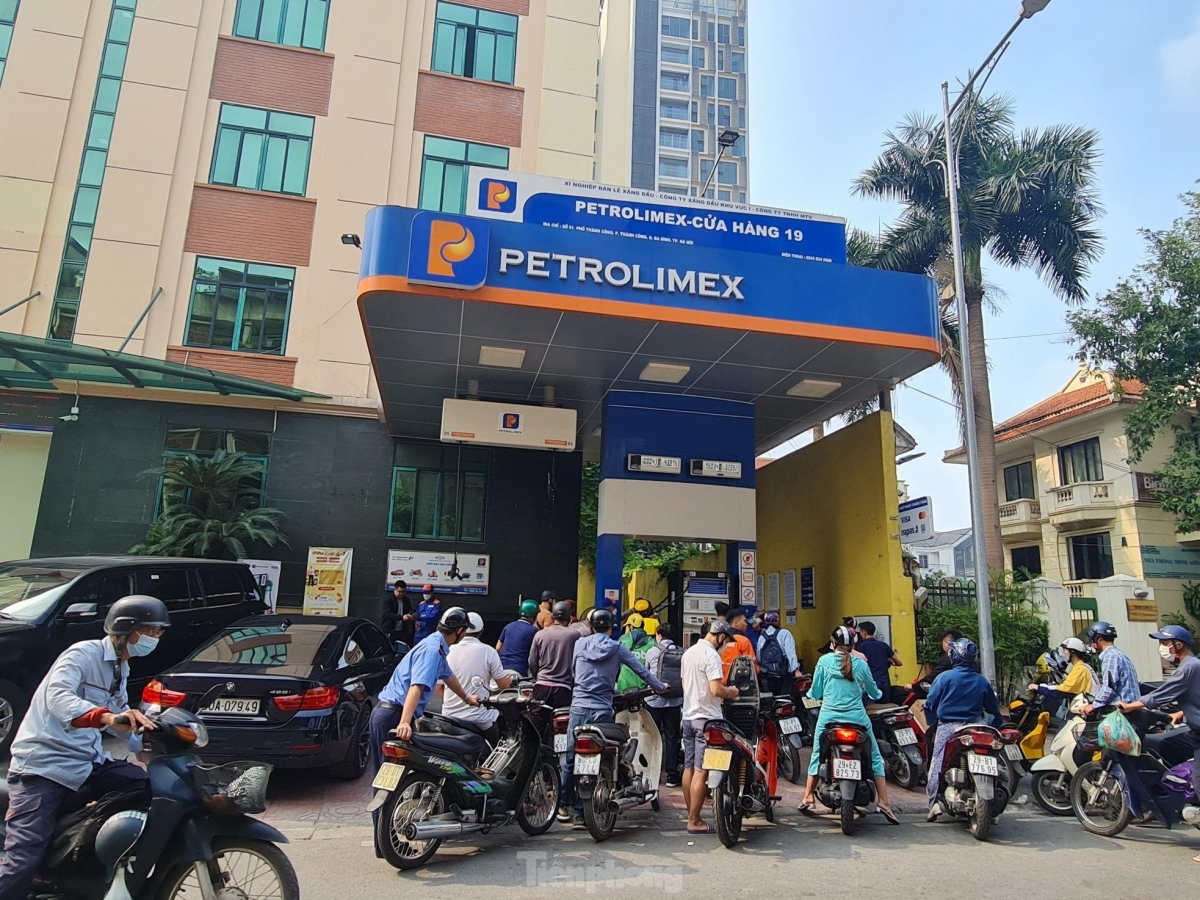 Hàng loạt cây xăng bán nhỏ giọt, đối phó, người dân Hà Nội bức xúc vì phải xếp hàng dài