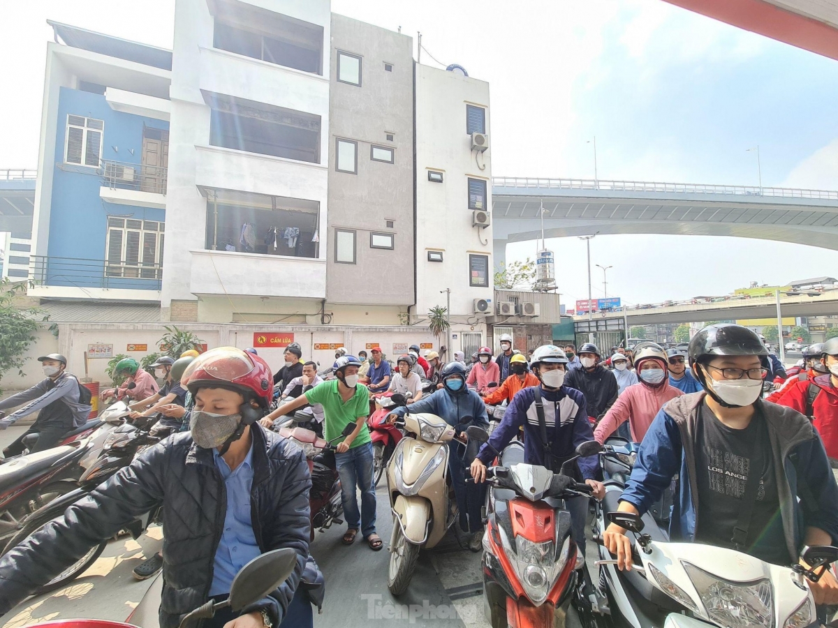 Hàng loạt cây xăng bán nhỏ giọt, đối phó, người dân Hà Nội bức xúc vì phải xếp hàng dài