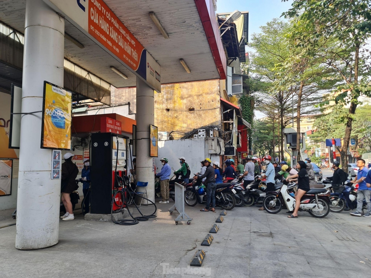 Hàng loạt cây xăng bán nhỏ giọt, đối phó, người dân Hà Nội bức xúc vì phải xếp hàng dài