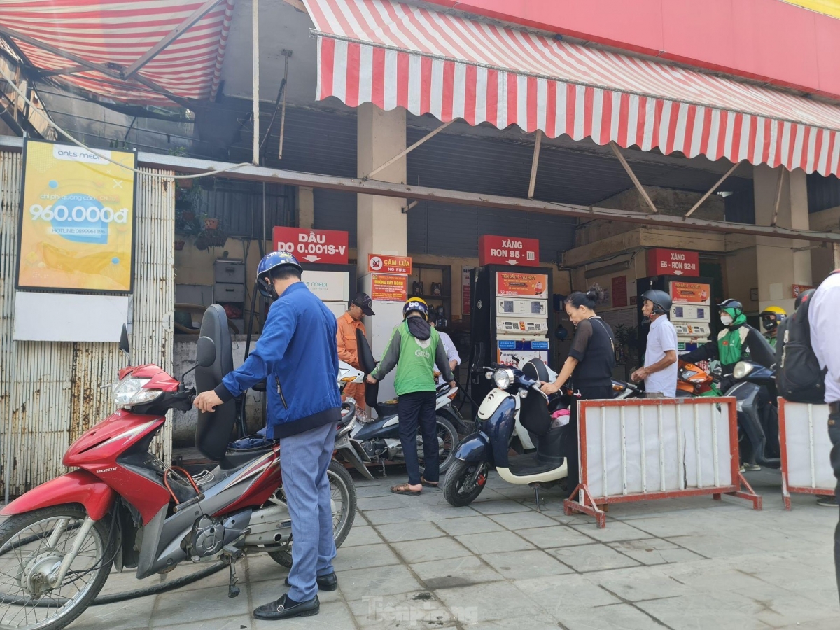 Hàng loạt cây xăng bán nhỏ giọt, đối phó, người dân Hà Nội bức xúc vì phải xếp hàng dài