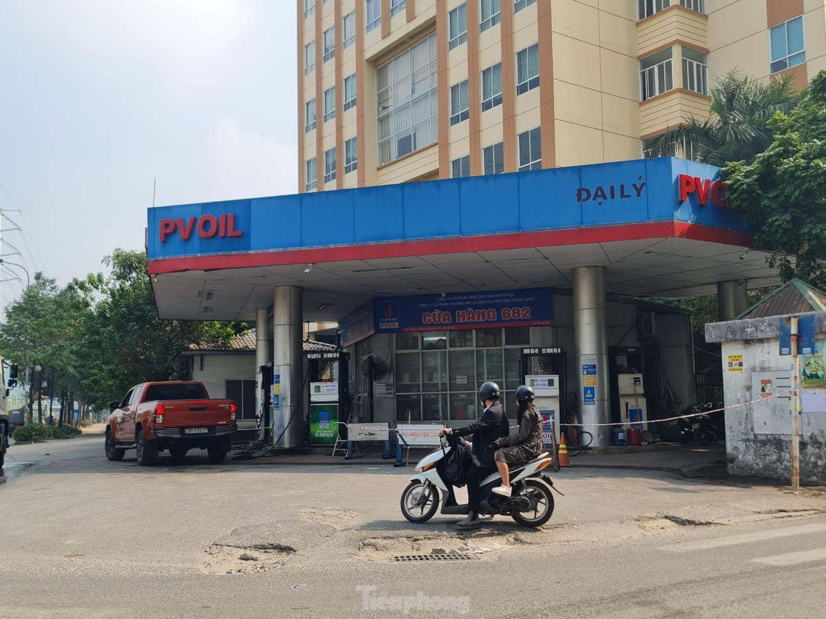 Hàng loạt cây xăng bán nhỏ giọt, đối phó, người dân Hà Nội bức xúc vì phải xếp hàng dài