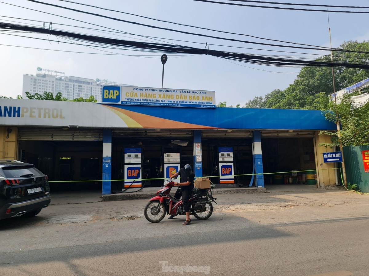 Hàng loạt cây xăng bán nhỏ giọt, đối phó, người dân Hà Nội bức xúc vì phải xếp hàng dài