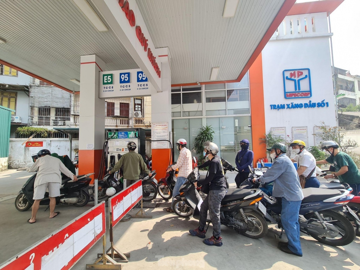 Hàng loạt cây xăng bán nhỏ giọt, đối phó, người dân Hà Nội bức xúc vì phải xếp hàng dài