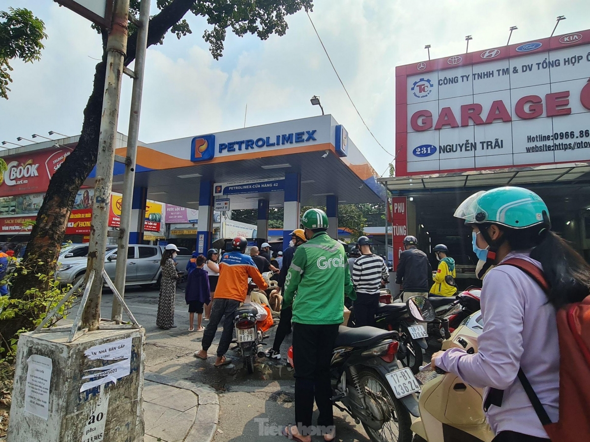 Hàng loạt cây xăng bán nhỏ giọt, đối phó, người dân Hà Nội bức xúc vì phải xếp hàng dài