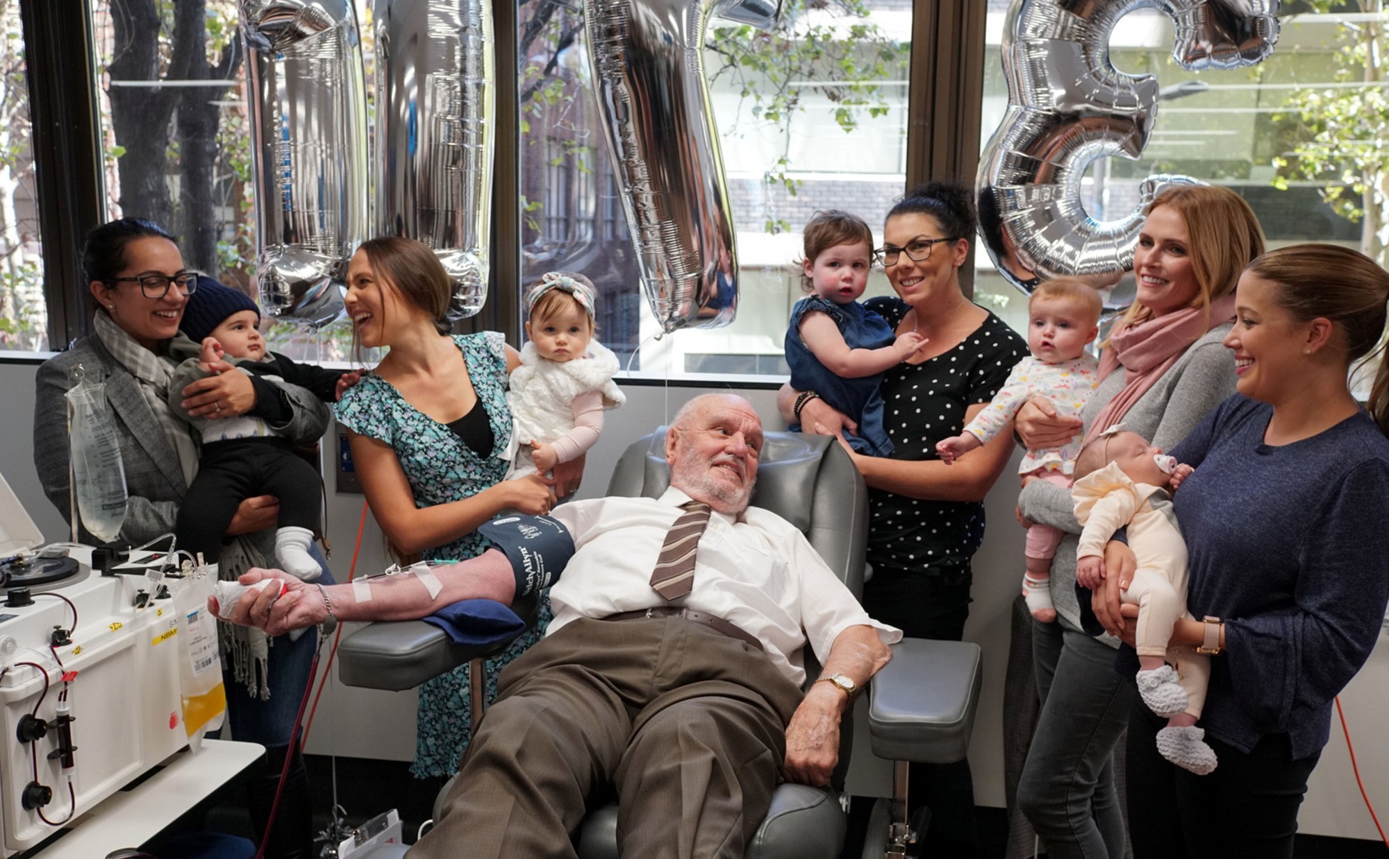 Máu của người đàn ông này đã cứu sống được 2,4 triệu trẻ em trên toàn thế giới! - Ảnh 3. Máu của người đàn ông này đã cứu sống được 2,4 triệu trẻ em trên toàn thế giới! - Ảnh 3.