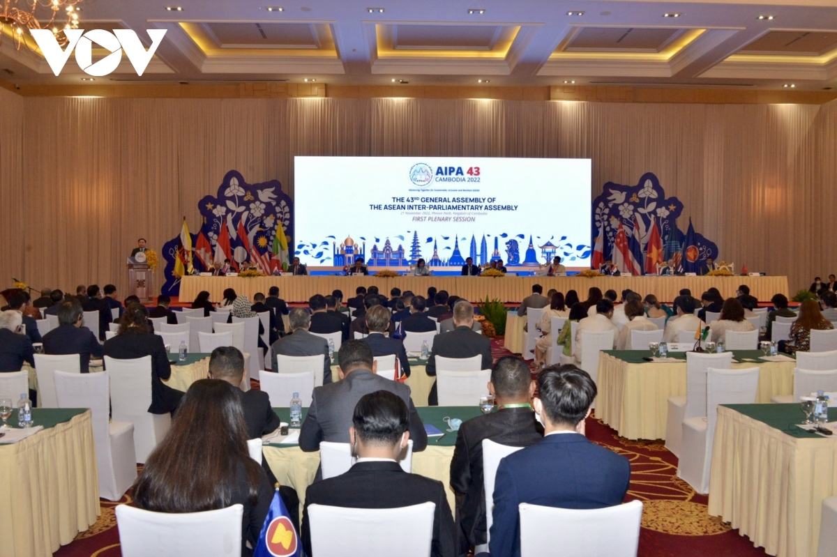 Chủ tịch Quốc hội: Tinh thần đoàn kết giúp con thuyền ASEAN vượt qua sóng cả Chủ tịch Quốc hội: Tinh thần đoàn kết giúp con thuyền ASEAN vượt qua sóng cả