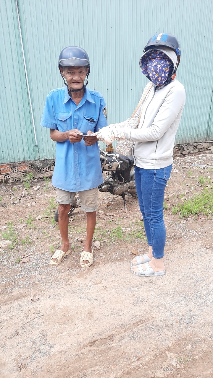 Thủ Thừa tặng quà cho nạn nhân chất độc da cam và người nghèo Thủ Thừa tặng quà cho nạn nhân chất độc da cam và người nghèo