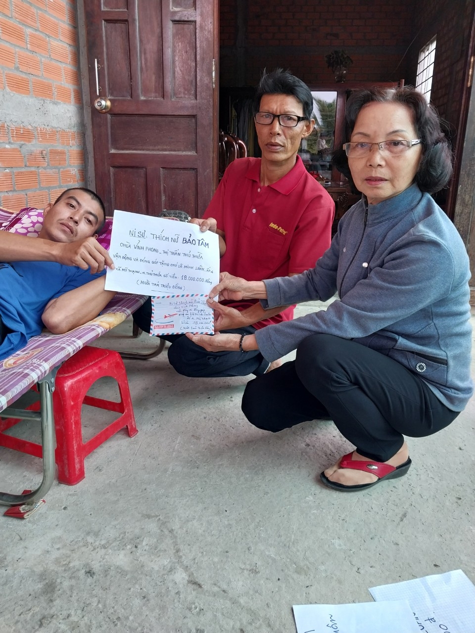 Thủ Thừa tặng quà cho nạn nhân chất độc da cam và người nghèo Thủ Thừa tặng quà cho nạn nhân chất độc da cam và người nghèo