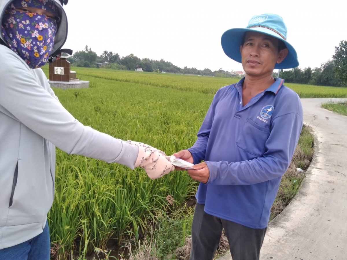 Thủ Thừa tặng quà cho nạn nhân chất độc da cam và người nghèo Thủ Thừa tặng quà cho nạn nhân chất độc da cam và người nghèo