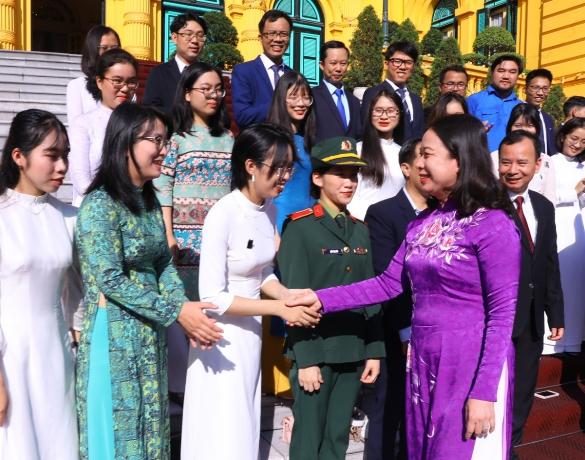Phó Chủ tịch nước gặp mặt các tài năng khoa học công nghệ trẻ năm 2022