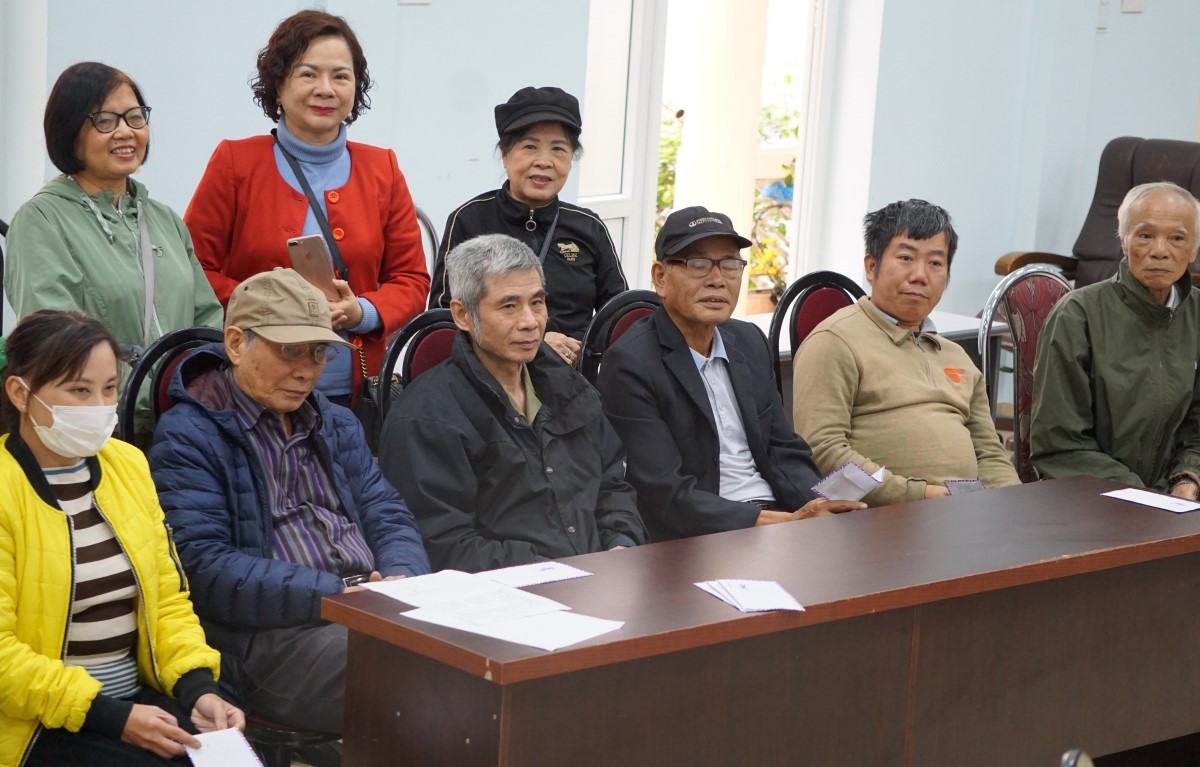 Chị Hiền (thứ nhất bên trái hàng đứng) cùng nhóm chụp ảnh lưu niệm tại điểm trao quà