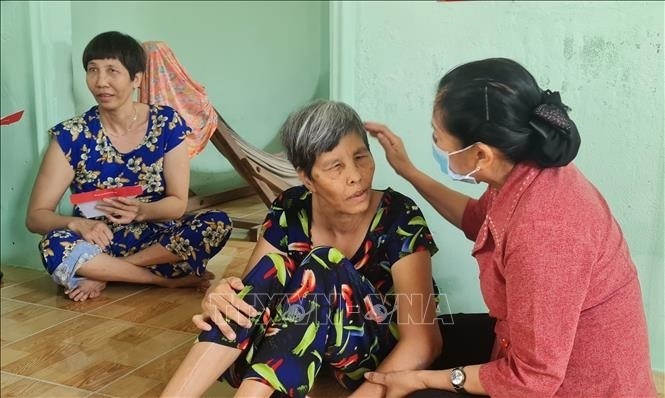 Thăm hỏi, tặng quà nạn nhân chất độc da cam. Ảnh minh họa: TTXVN