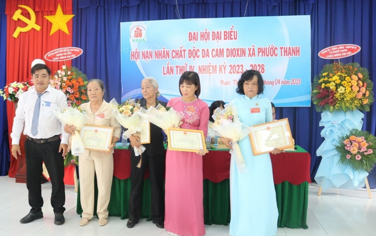 Lãnh đạo UBND trao Giấy khen cho cá nhân đạt thành tích xuất sắc