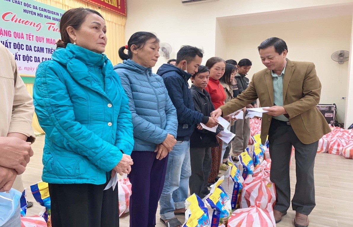 Ông Tô Năm, Chủ tịch Thành hội Đà Nẵng tặng quà cho NNCĐDC dịp