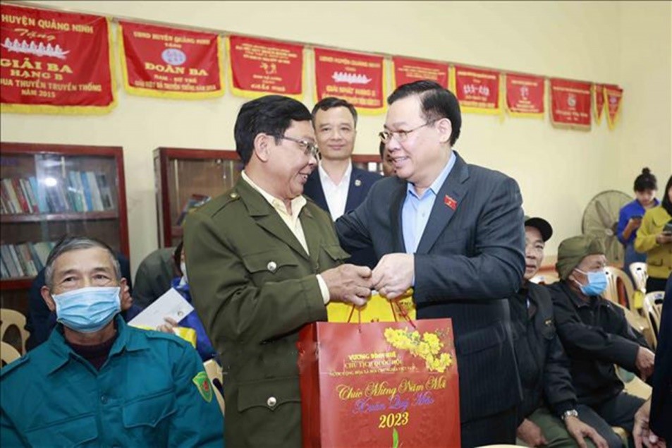 Chủ tịch Quốc hội Vương Đình Huệ tặng quà Tết Quý Mão - 2023 đến các hộ gia đình chính sách, hộ nghèo, nạn nhân chất độc da cam, công nhân nghèo ở xã Vĩnh Ninh, huyện Quảng Ninh.