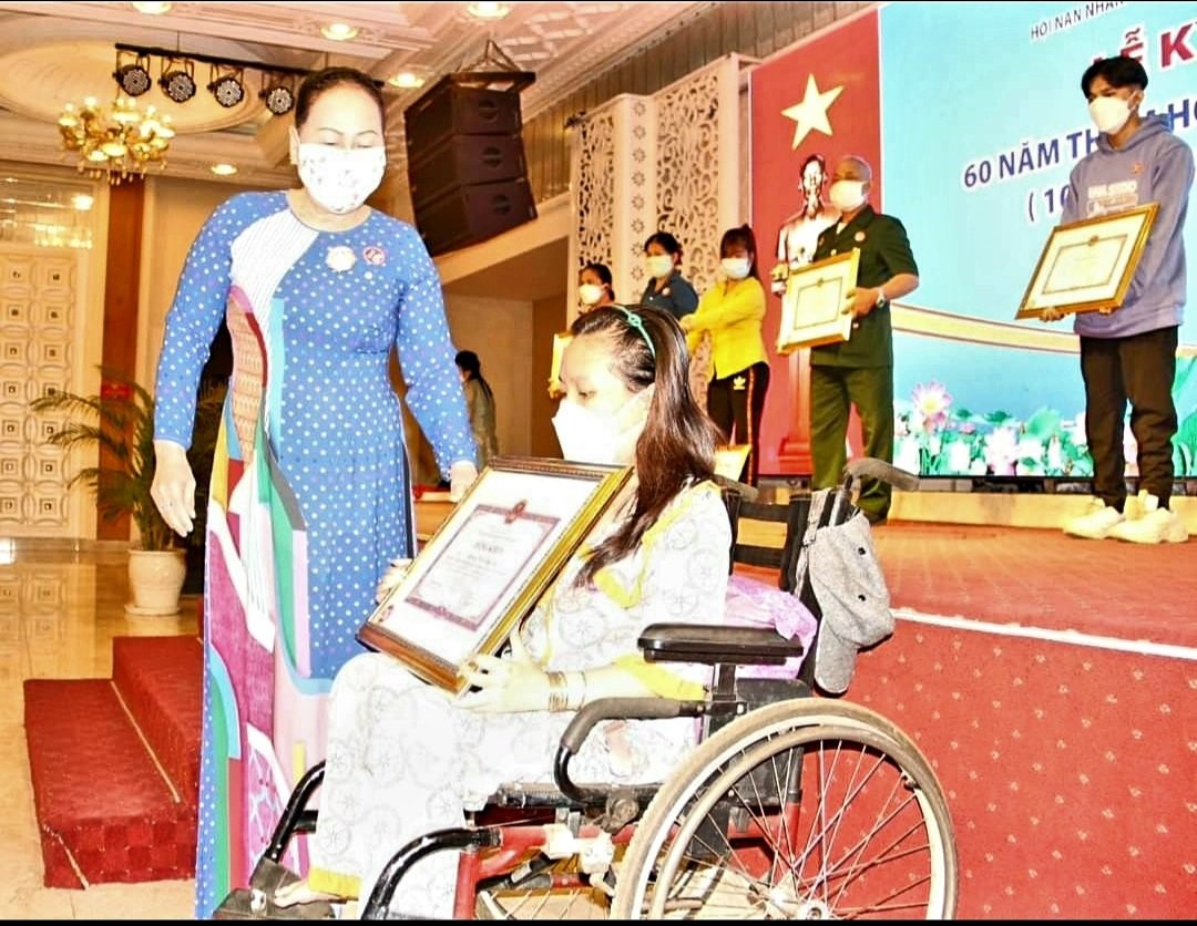 Bà Đào Nguyên – Chủ tịch Hội Nạn nhân chất độc da cam/dioxin tỉnh Đồng Nai tặng bằng khen của UBND tỉnh Đồng Nai cho nạn nhân Hồng Yến