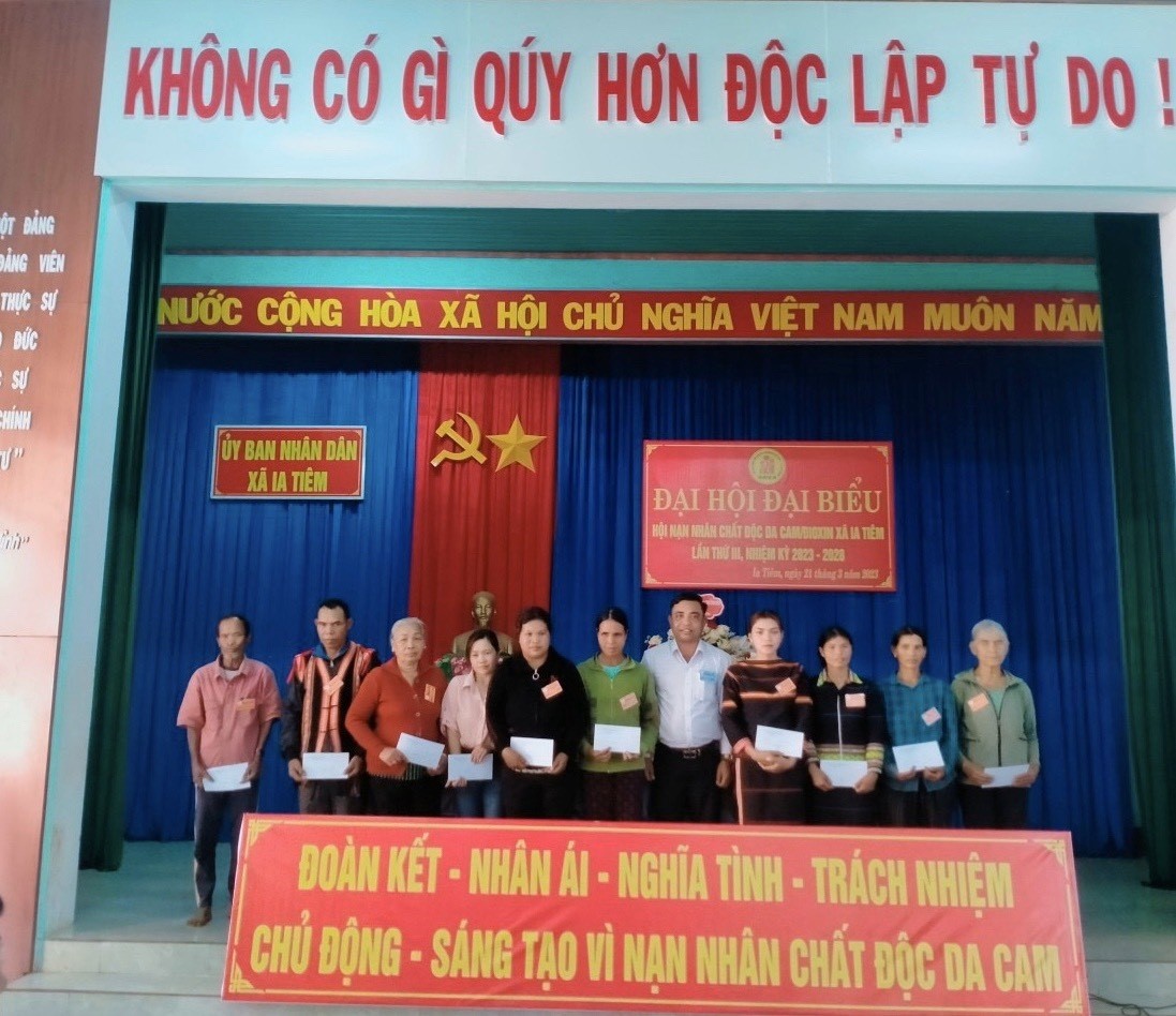 Trao tặng quà cho NNCĐDC tại Đại hội Hội NNCĐDC/dioxin xã Ia Tiêm