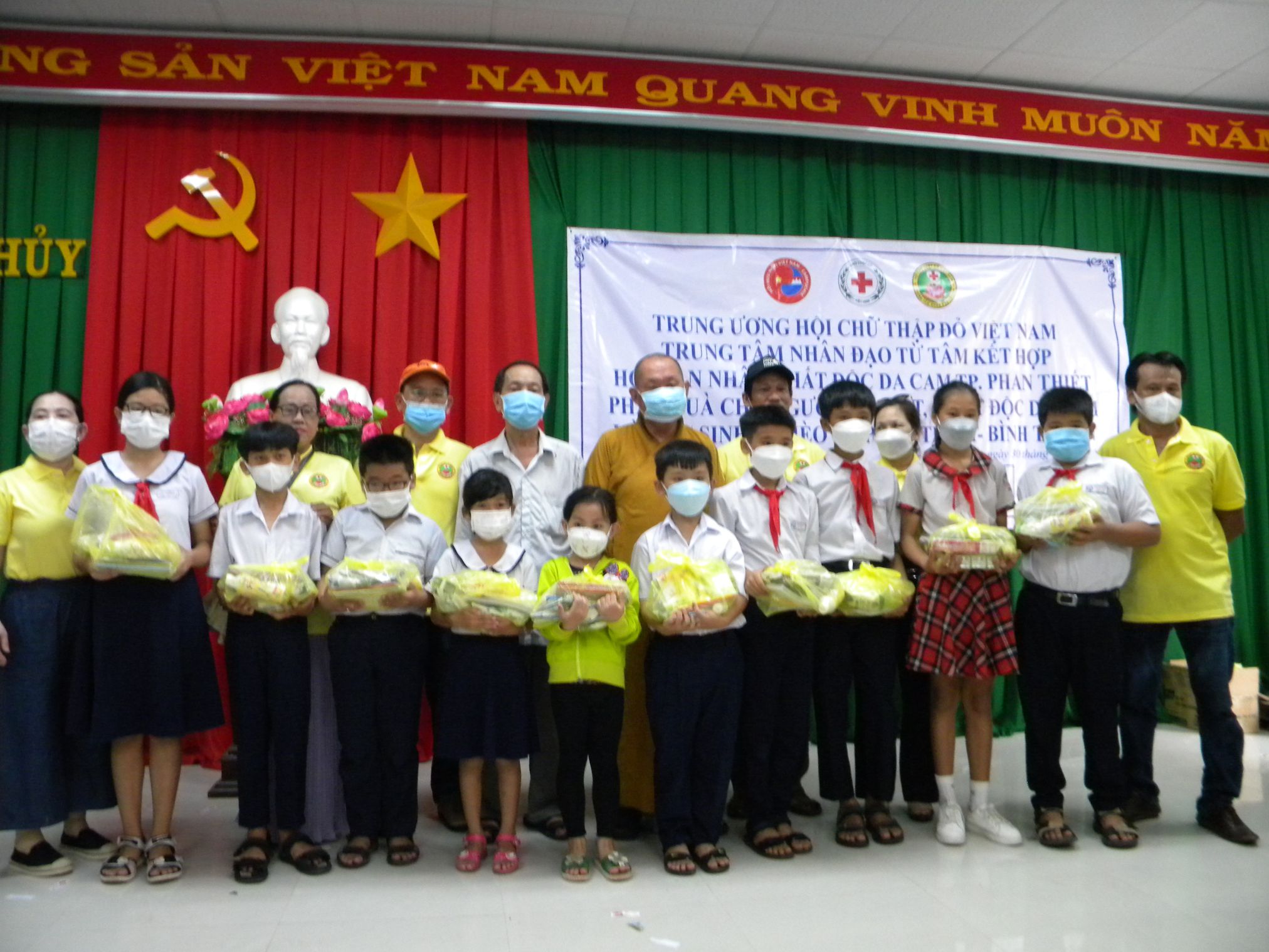 Thành hội Phan Thiết tổ chức trao quà cho nạn nhân chất độc da cam và ...