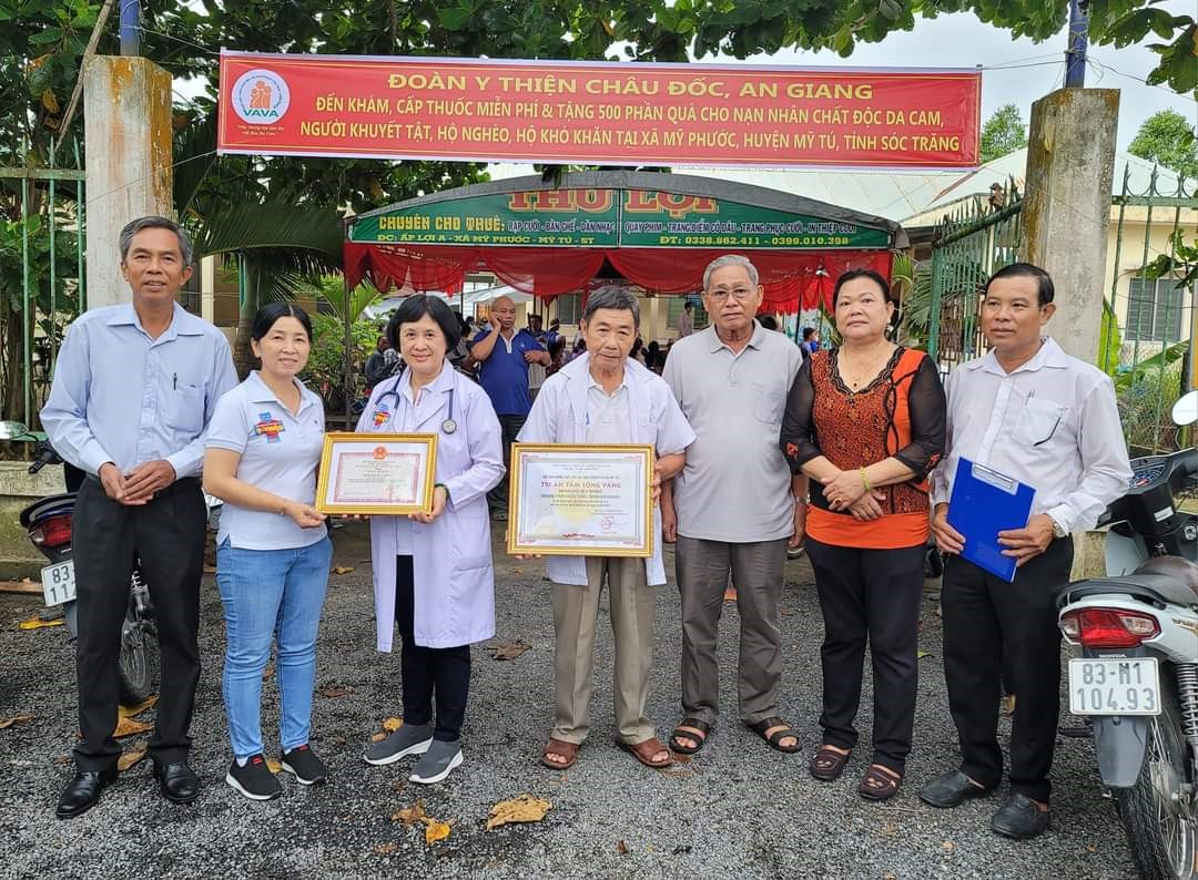 Ông Nguyễn Hùng (thứ 3 từ phải sang) trao tri ân tấm lòng vàng cho Đoàn Y Thiện Châu Đốc, An Giang