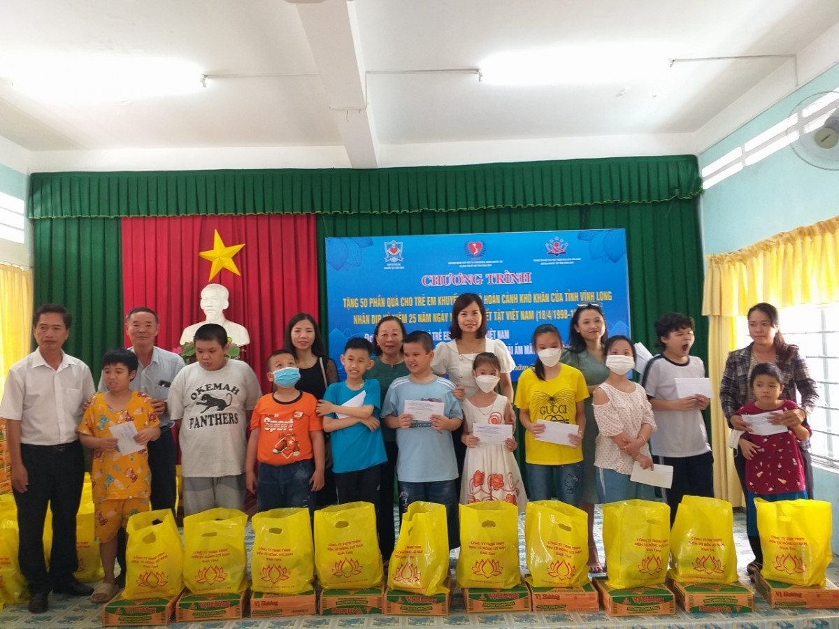 Lãnh đạo Tỉnh hội và Nhà tài trợ trao quà cho trẻ em khuyết tật
