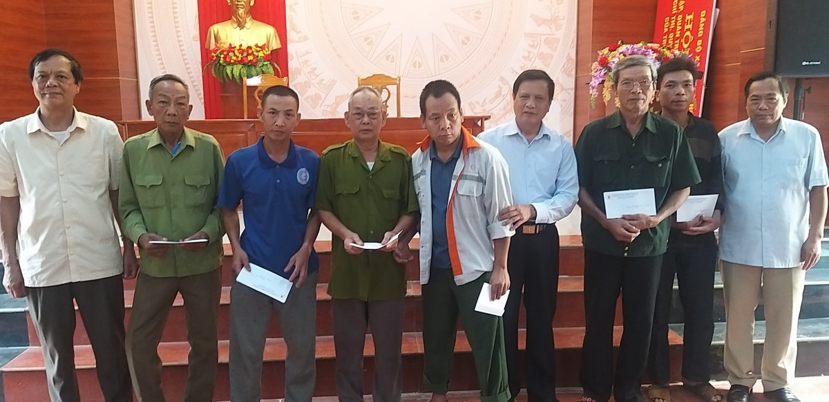 Ông Nguyễn Quốc Trị (thứ 4, từ phải qua), Chủ tịch Hội NNCĐDC/dioxin tỉnh tặn