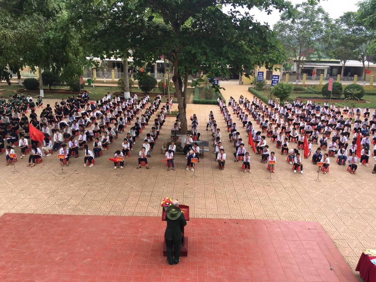 CCB Đào Xuân Kha, Chủ tịch Hội TNXP huyện Quỳ Hợp kể chuyện truyền thống với học sinh 