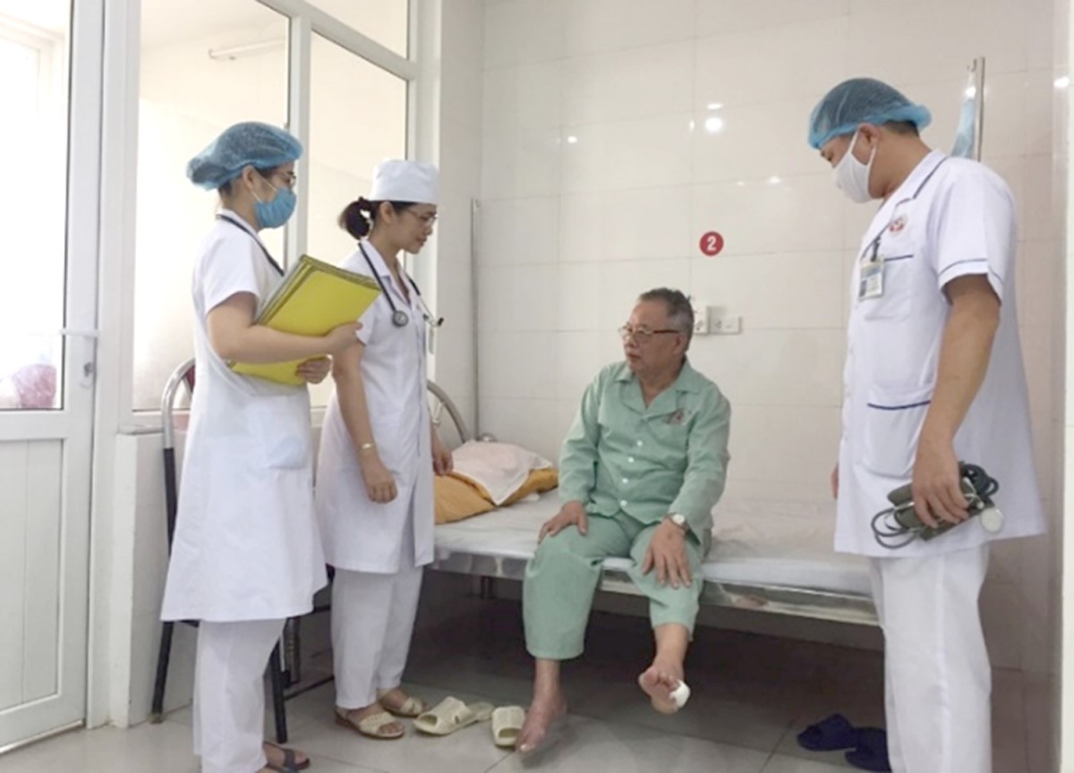 Bác sỹ Lê Thị Thủy thăm khám cho bệnh nhân