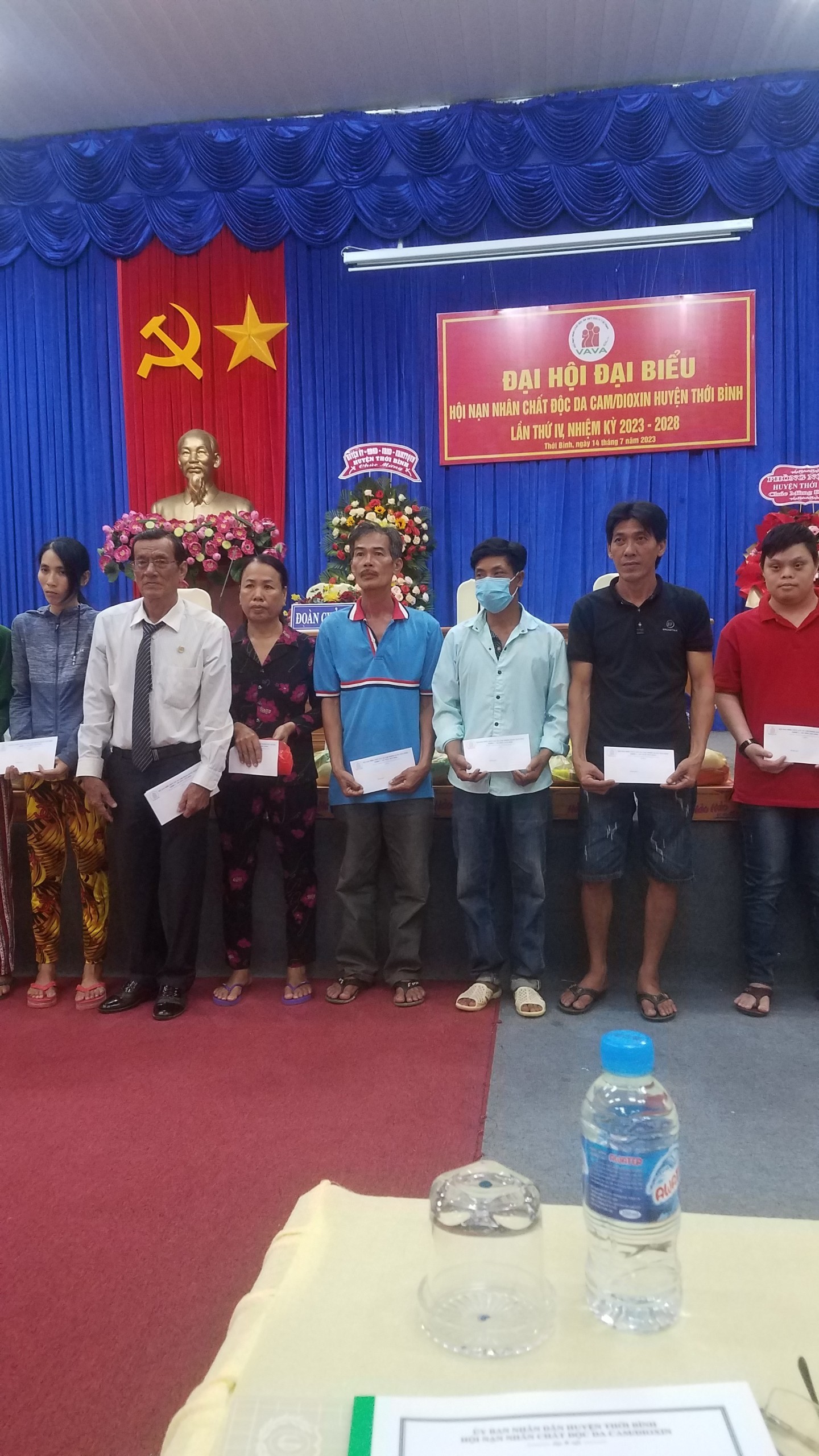 Tặng quà cho nạn nhân chất độc da cam