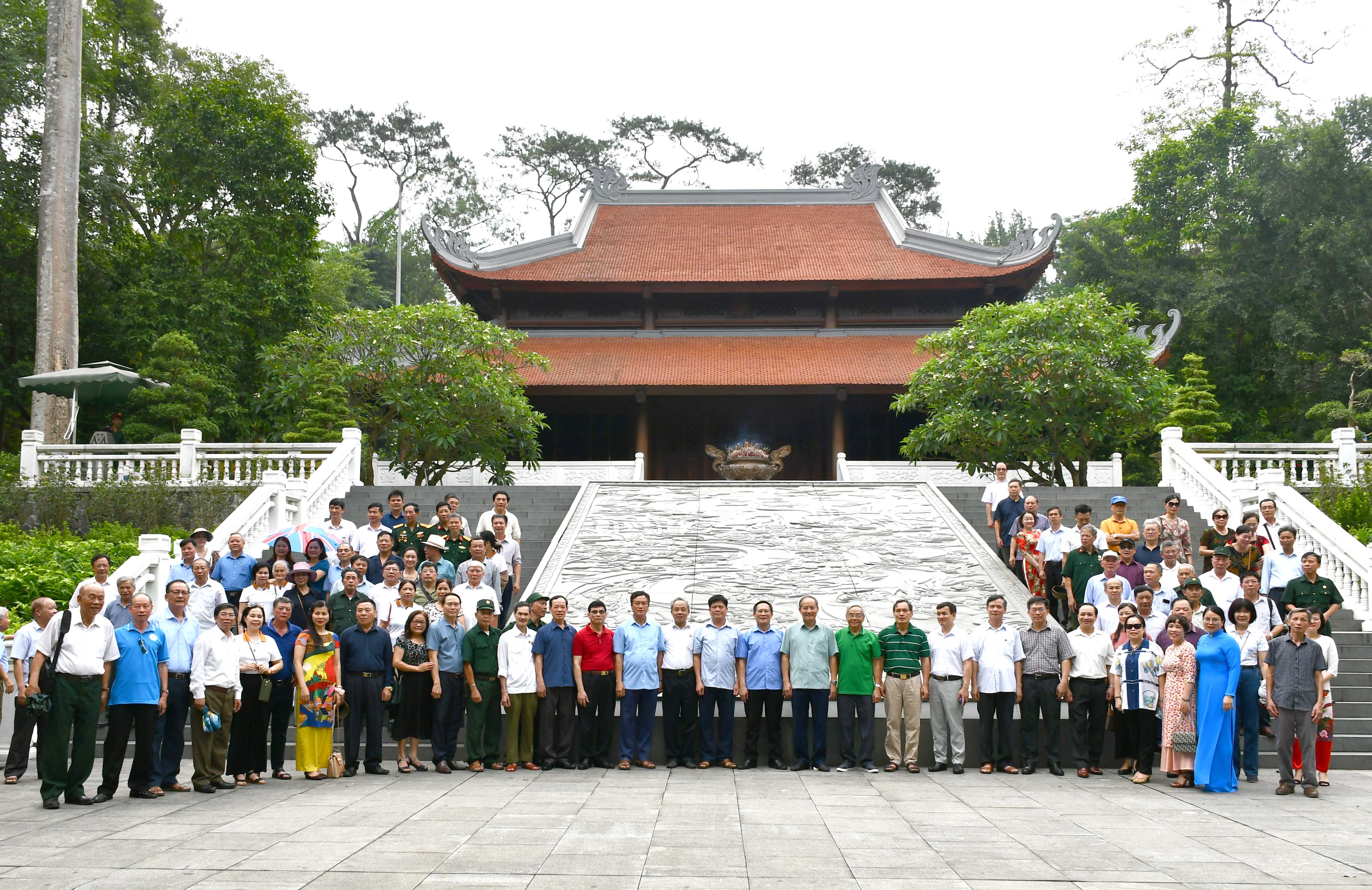 Chiều ngày 25/5, các đại biểu dự Hội nghị đã dâng hương, báo công lên Chủ tịch Hồ Chí Minh tại Khu di tích K9 - Đá Chông