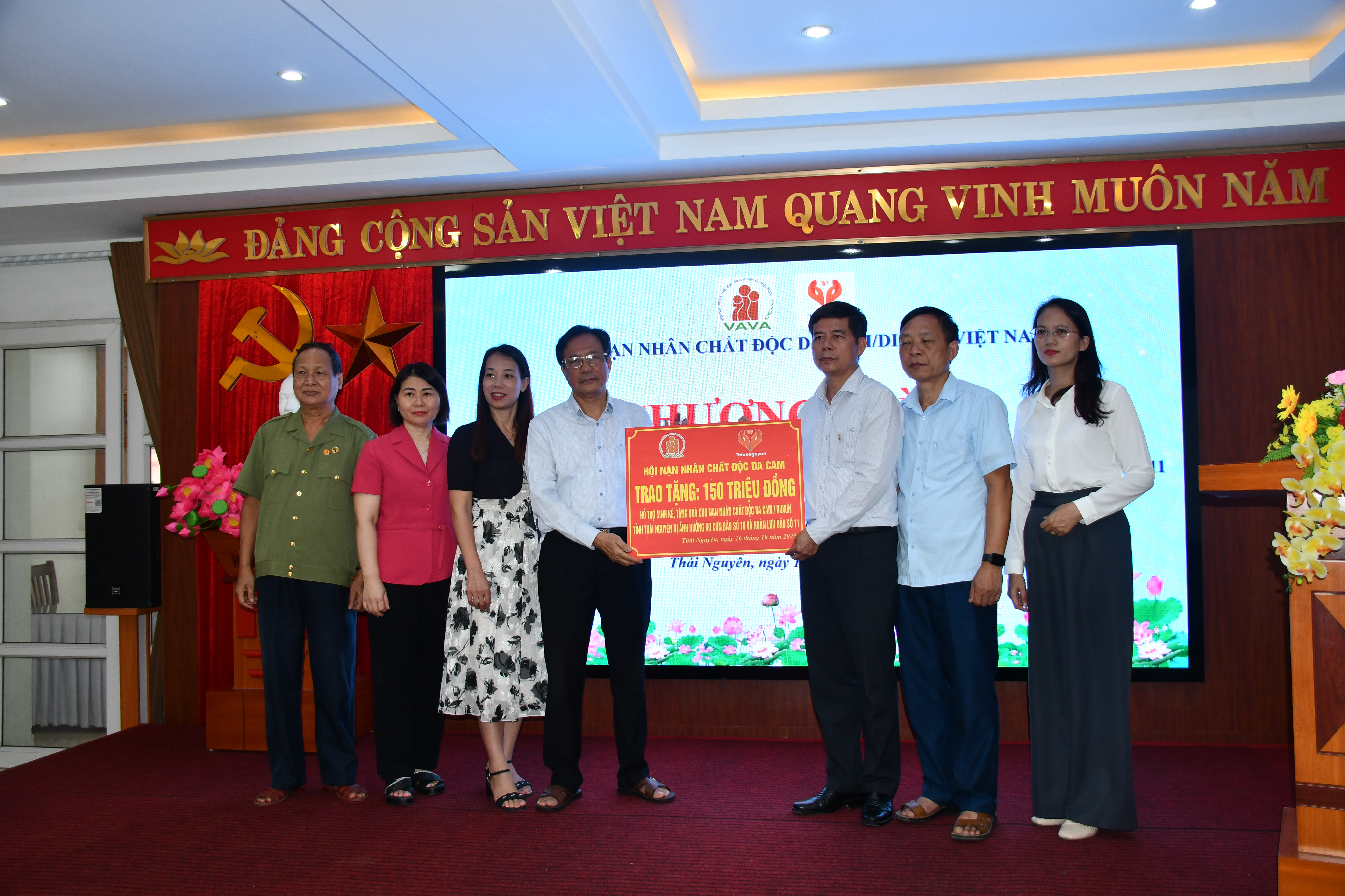 Trung ương Hội thăm hỗ trợ nạn nhân ở 2 tỉnh Thái Nguyên và Cao Bằng bị thiệt hại do bão số 10 và hoàn lưu bão số 11 gây ra