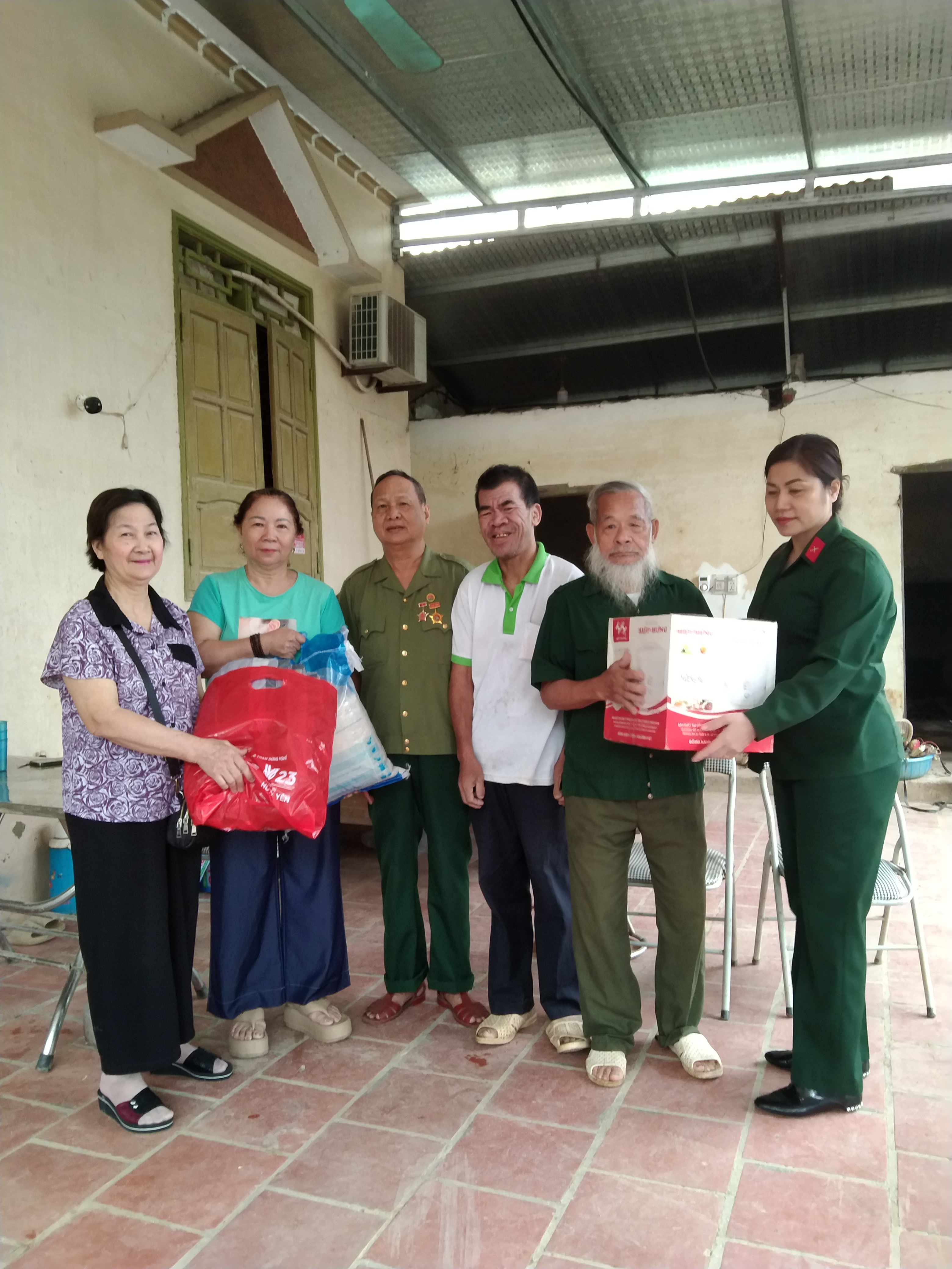 Đội Nghệ thuật Trường Sơn thăm, tặng quà gia đình nạn nhân chất độc da cam bị thiệt hại nặng sau bão tại Thái Nguyên