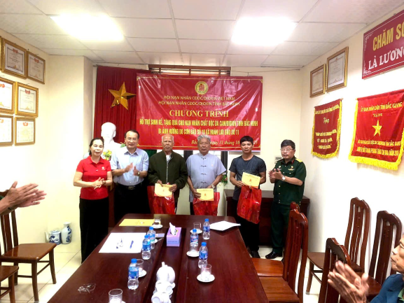 Bắc Ninh trao tặng vốn sinh kế và quà cho nạn nhân chất độc da cam bị thiệt hại do bão số 10 và hoàn lưu bão số 11