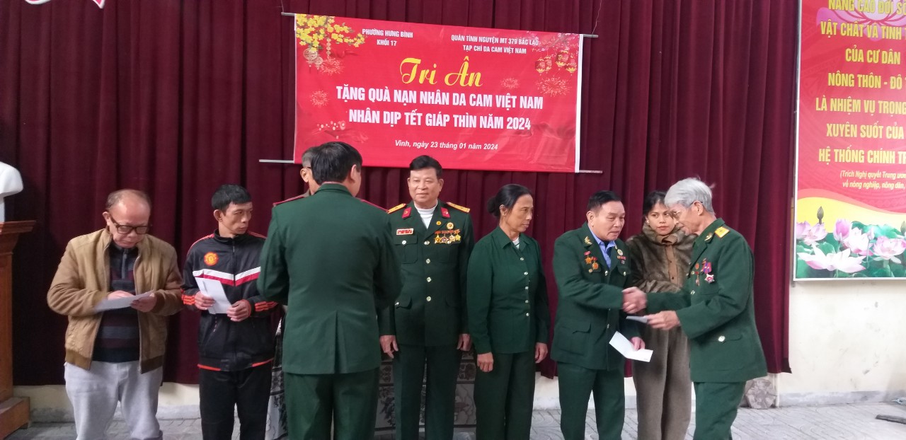 Tạp chí Da cam Việt Nam phối hợp với Ban Liên lạc CCB Mặt trận 379 Bắc Lào tặng quà cho NNCĐDC