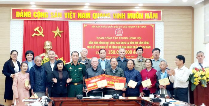 TRUNG ƯƠNG HỘI TẶNG QUÀ VÀ TRAO SINH KẾ CHO NẠN NHÂN CHẤT ĐỘC DA CAM TỈNH LÂM ĐỒNG
