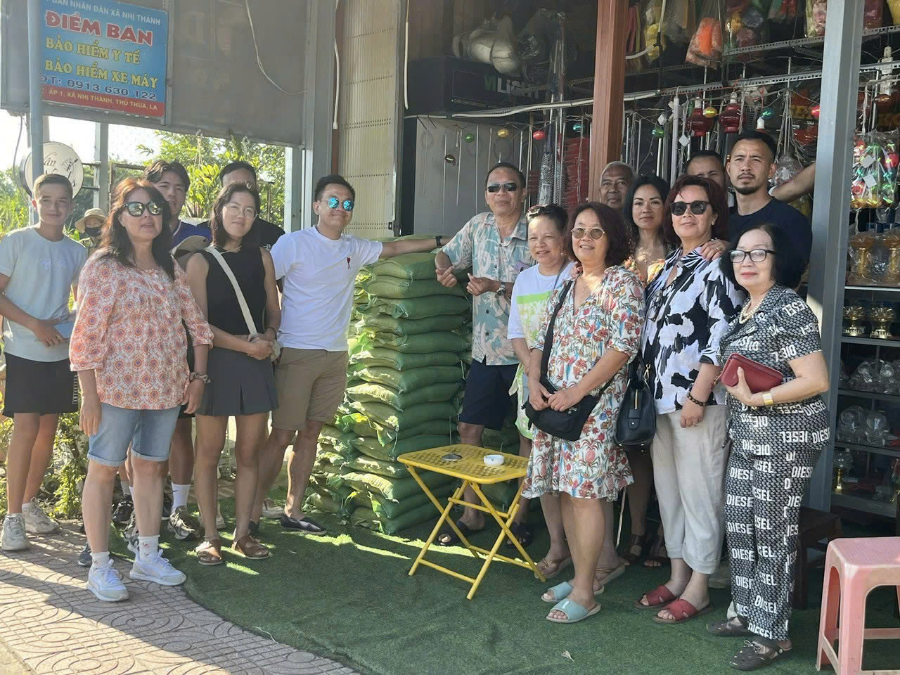 Thủ Thừa tặng quà cho nạn nhân chất độc da cam, người mù và hộ nghèo