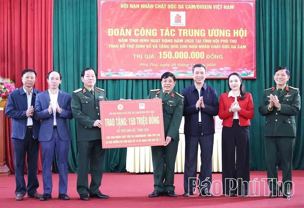 Trung ương Hội Nạn nhân chất độc da cam/dioxin Việt Nam trao quà hỗ trợ nạn nhân bị ảnh hưởng bởi lũ lụt tại Phú Thọ