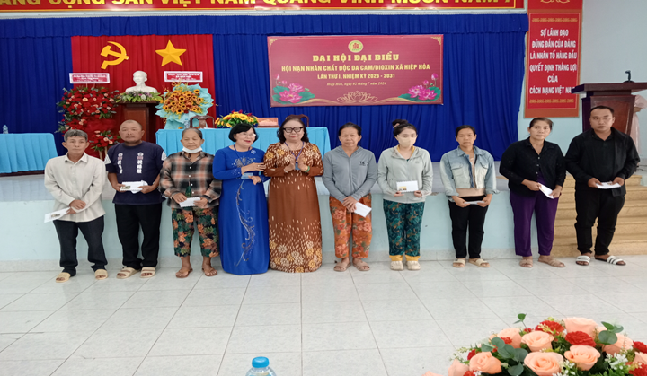 Hội Nạn nhân chất độc da cam/dioxin xã Hiệp Hòa  Trao kinh phí nuôi dưỡng nạn nhân chất độc da cam