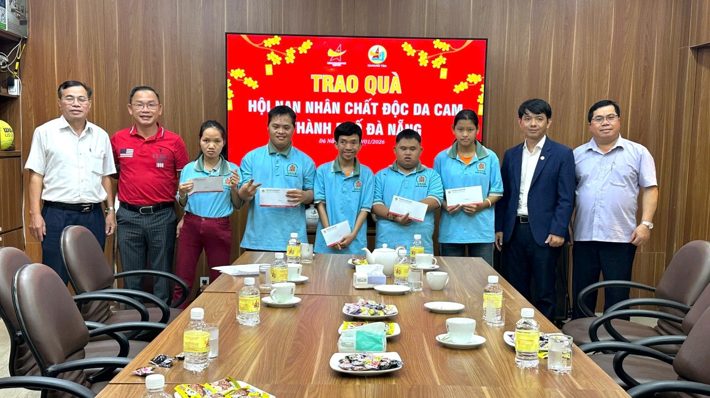 Hội Doanh nhân trẻ thành phố Đà Nẵng tặng quà cho nạn nhân chất độc da cam