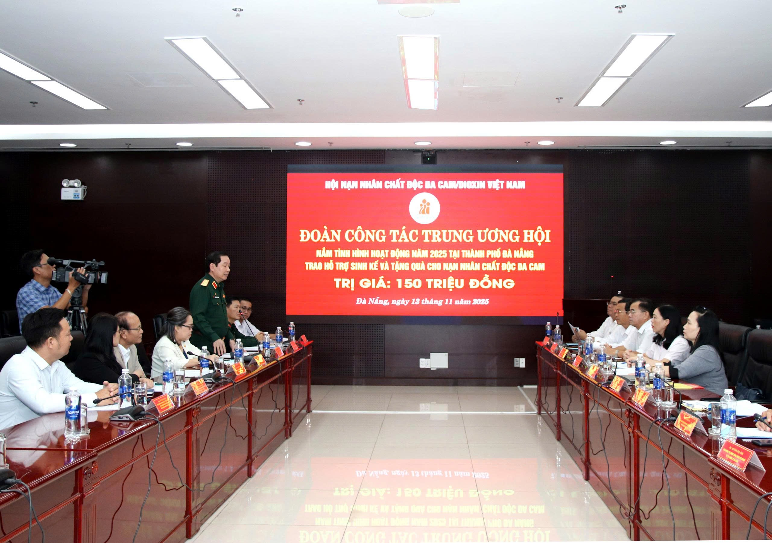 Đoàn công tác Trung ương Hội làm việc và tặng quà tại Thành hội Đà Nẵng