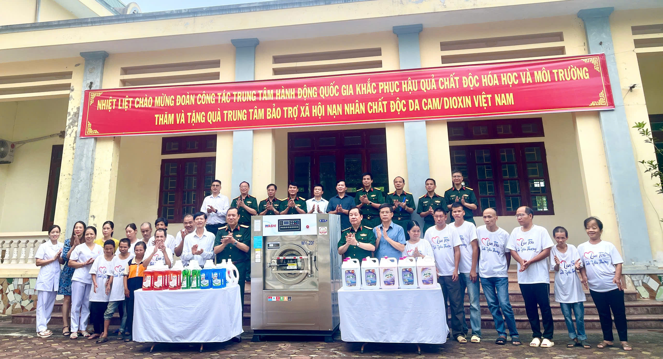 Trung tâm Hành động quốc gia khắc phục hậu quả chất độc hoá học và môi trường tặng quà Trung tâm Bảo trợ NNCĐDC/dioxin Việt Nam