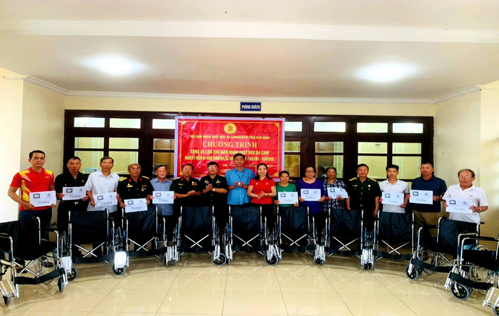 Tỉnh hội Bắc Ninh trao tặng xe lăn cho nạn nhân chất độc da cam dịp 10/8