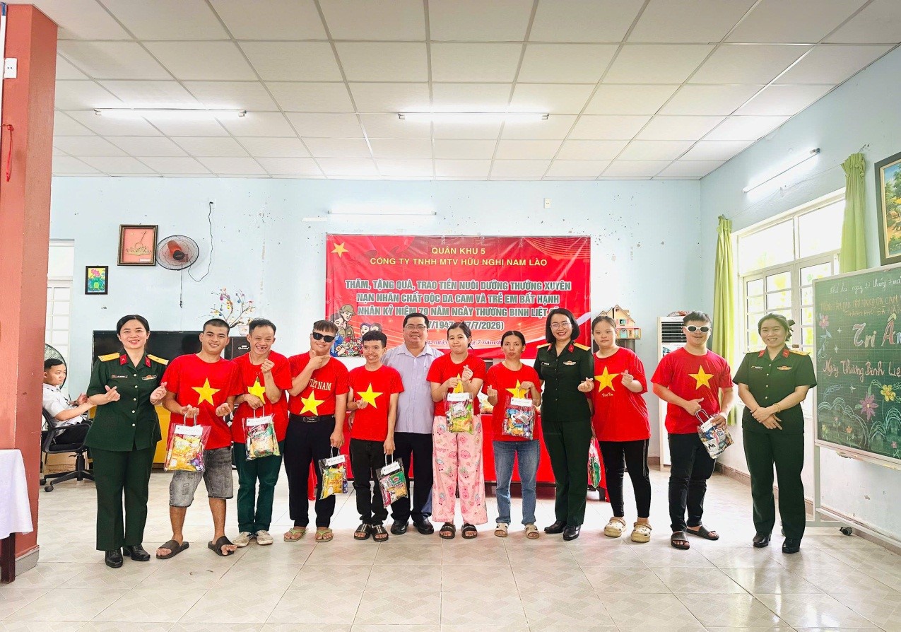 Tặng quà cho nạn nhân chất độc da cam nhân Ngày Thương binh - Liệt sĩ 27-7