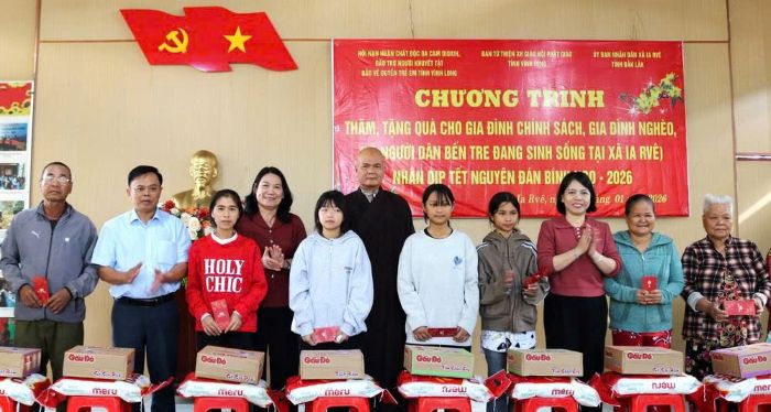 Hội Nạn nhân chất độc da cam/dioxin, Bảo trợ người khuyết tật và Bảo vệ quyền trẻ em tỉnh Vĩnh Long thăm, tặng quà tại xã Ia Rvê, tỉnh Đắk Lắk