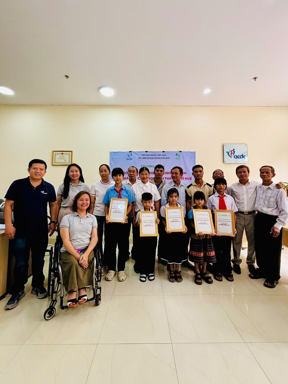 Thành hội Huế trao học bổng cho học sinh nghèo vượt khó