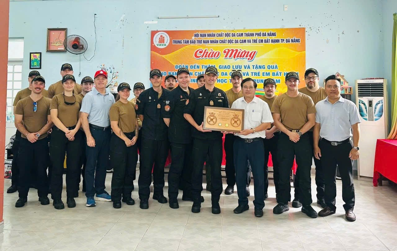Đoàn Sĩ quan và thủy thủ tàu Hải quân Canada giao lưu cùng nạn nhân chất độc da cam Đà Nẵng