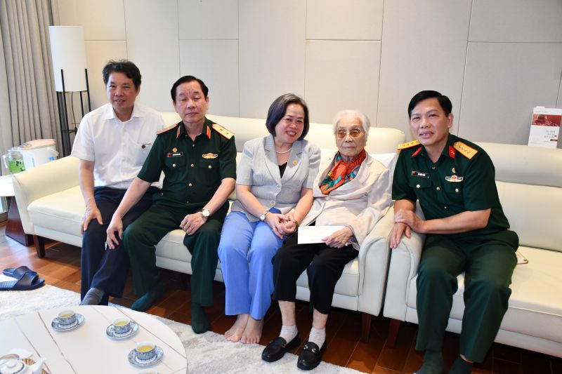 Lãnh đạo Trung ương Hội thăm Chủ tịch Danh dự Nguyễn Thị Bình