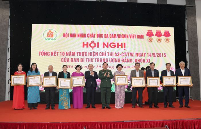 CÁN BỘ, HỘI VIÊN HỘI NẠN NHÂN CHẤT ĐỘC DA CAM/DIOXIN VIỆT NAM  SẮT SON NIỀM TIN YÊU VỚI ĐẢNG   