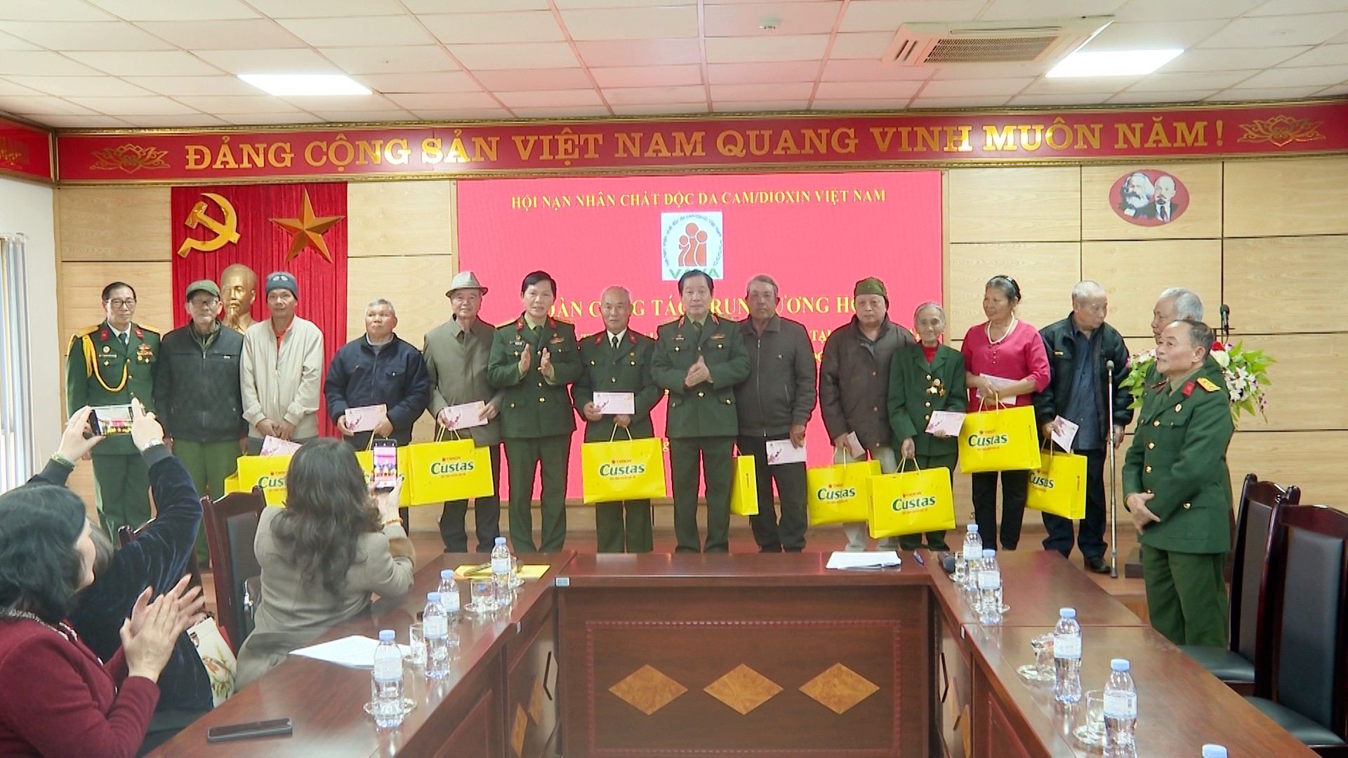 Nhiều phần quà Tết được trao cho người nghèo, đối tượng chính sách